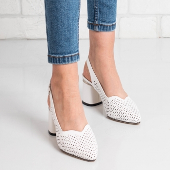 Дамски обувки на ток в бяло