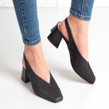 Дамски обувки на ток в черно