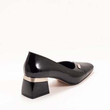 Дамски обувки на ток в черно