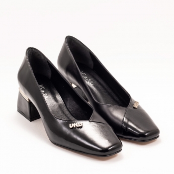 Дамски обувки на ток в черно