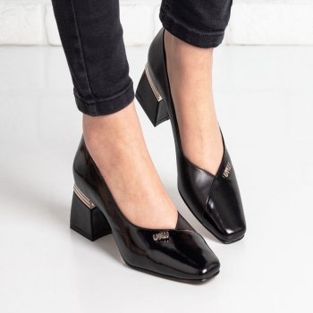 Дамски обувки на ток в черно