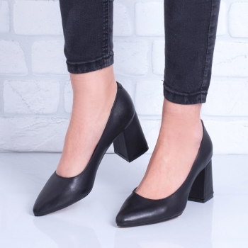 Дамски обувки на ток в черно