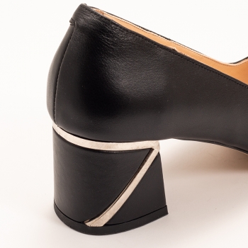 Дамски обувки на ток в черно