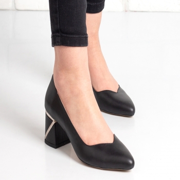 Дамски обувки на ток в черно