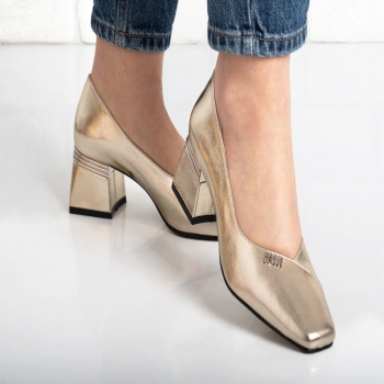 Дамски обувки на ток в златно
