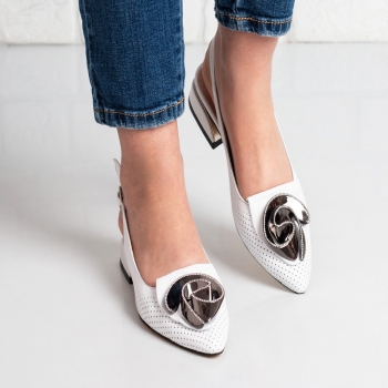 Дамски обувки в бяло