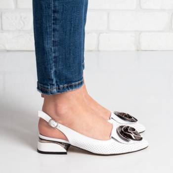 Дамски обувки в бяло