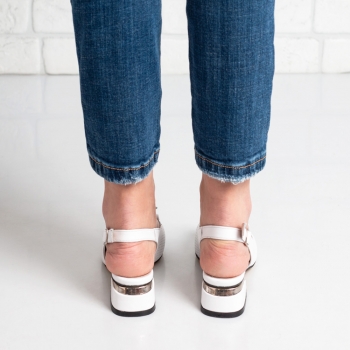 Дамски обувки в бяло