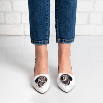 Дамски обувки в бяло