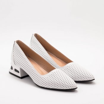 Дамски обувки в бяло