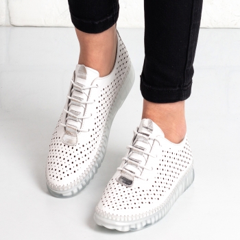 Дамски обувки в бяло