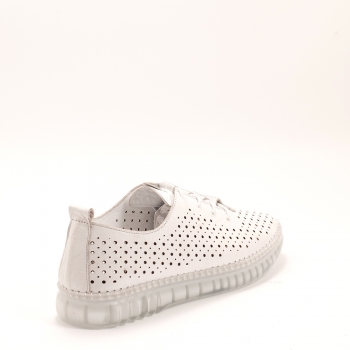 Дамски обувки в бяло