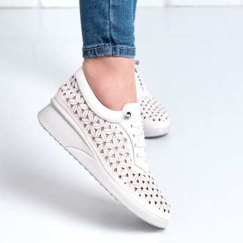 Дамски обувки в бяло