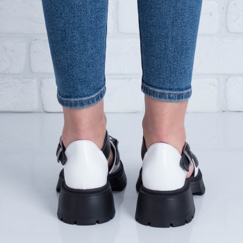 Дамски обувки в бяло и черно
