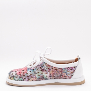 Дамски обувки в бяло с цветен принт