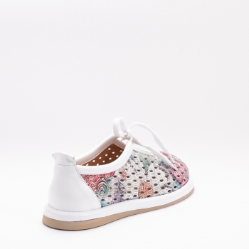 Дамски обувки в бяло с цветен принт