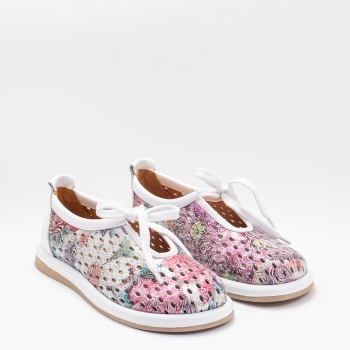 Дамски обувки в бяло с цветен принт