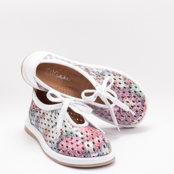 Дамски обувки в бяло с цветен принт