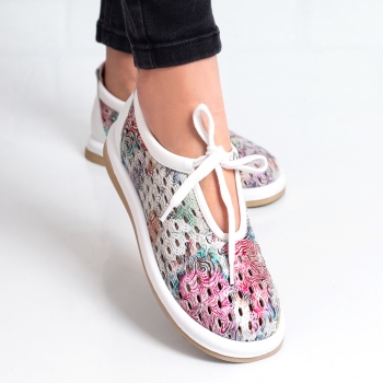Дамски обувки в бяло с цветен принт