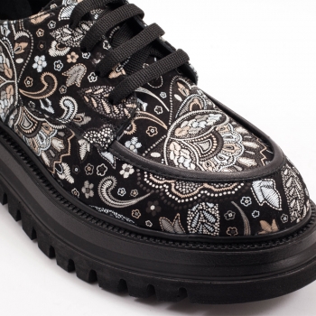 Дамски обувки в черно и цветен принт