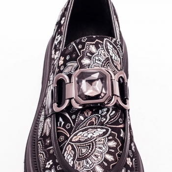 Дамски обувки в черно с цветен принт