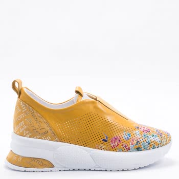 Дамски обувки в жълто с цветя
