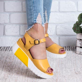 Дамски сандали на платформа в жълто