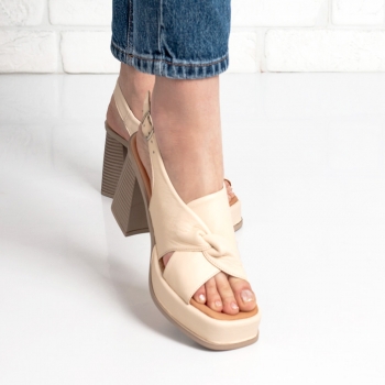 Дамски сандали на ток в бежово