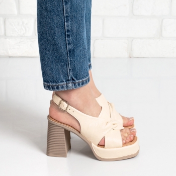 Дамски сандали на ток в бежово