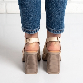 Дамски сандали на ток в бежово