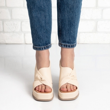 Дамски сандали на ток в бежово