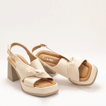 Дамски сандали на ток в бежово