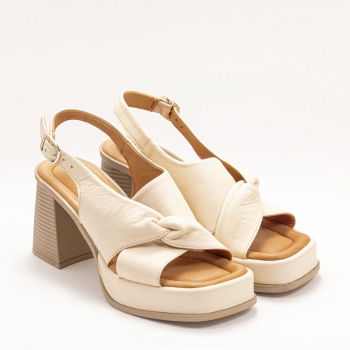 Дамски сандали на ток в бежово