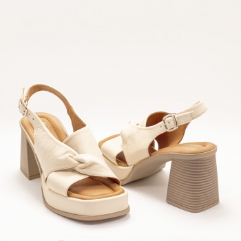 Дамски сандали на ток в бежово