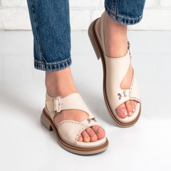 Дамски сандали в бежово