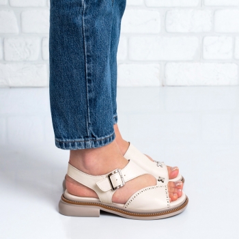 Дамски сандали в бежово