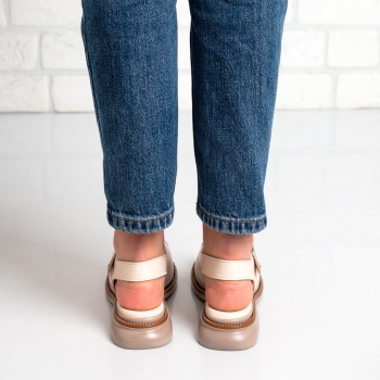 Дамски сандали в бежово