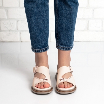 Дамски сандали в бежово