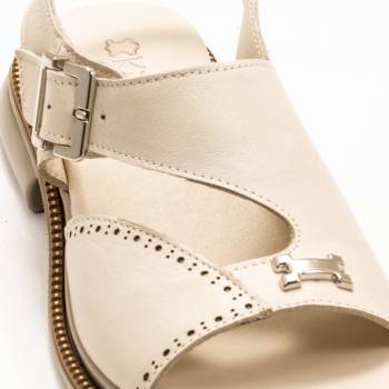 Дамски сандали в бежово