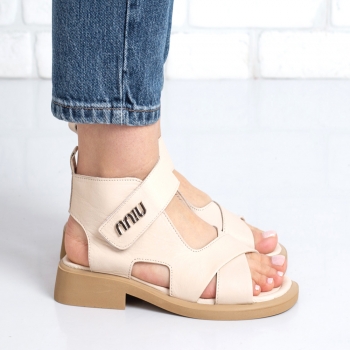 Дамски сандали в бежово