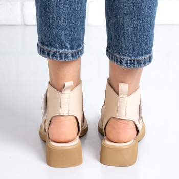 Дамски сандали в бежово