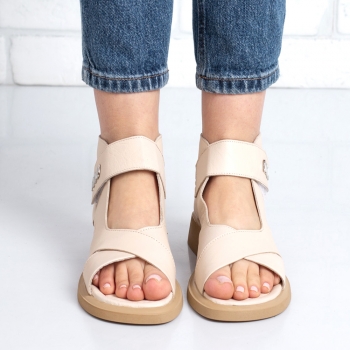 Дамски сандали в бежово