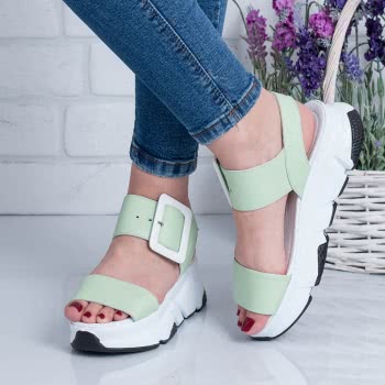Дамски сандали в бледо зелено
