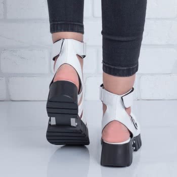Дамски сандали в бяло