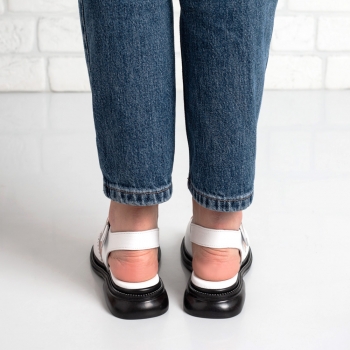 Дамски сандали в бяло