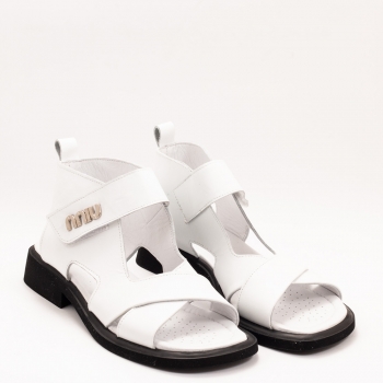 Дамски сандали в бяло