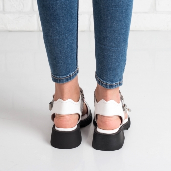Дамски сандали в бяло-черно