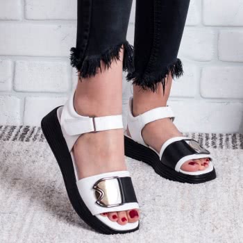 Дамски сандали в бяло и черно