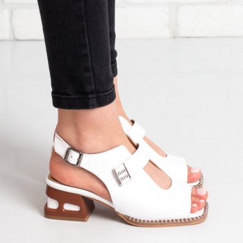 Дамски сандали в бяло на ток