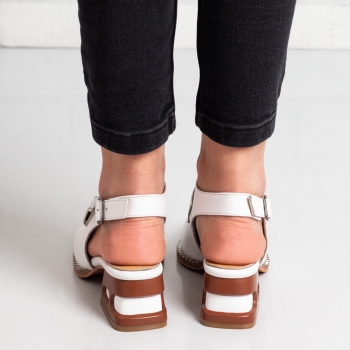 Дамски сандали в бяло на ток